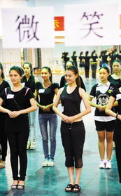 服务大运会90后冲在前——记者探班大运会礼仪志愿者广告设计